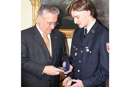 Innenminister Joachim Herrmann mit Johannes Knoblach.