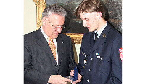 Innenminister Joachim Herrmann mit Johannes Knoblach.