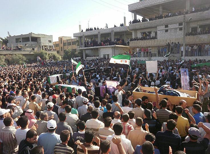 Dutzende Menschen sollen laut dem in Großbritannien angesiedelten syrischen Observatory for Human Rights am Samstag in Daraa gestorben sein.