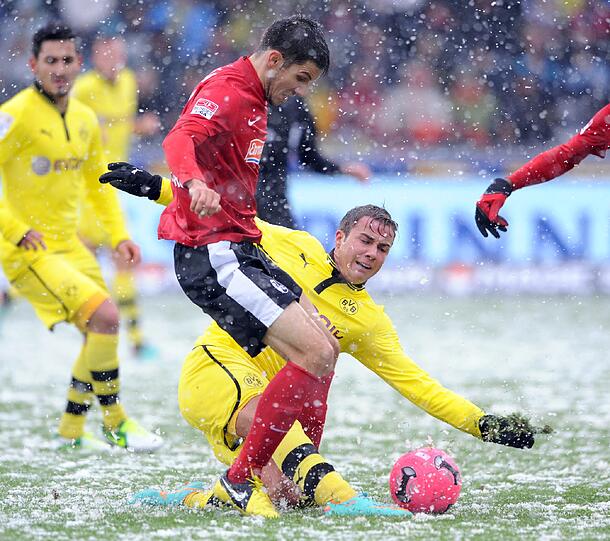 Die Bilder aus Freiburg. Die Linien müssen freigeräumt werden, der Ball ist rot und Spieler wie Trainer sind nicht zu beneiden. Doch dennoch wird gespielt.