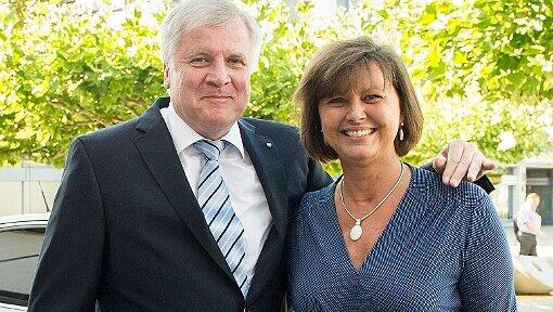 Horst Seehofer und ilse Aigner vor der Stadthalle in Germering Horst Seehofer und ilse Aigner vor der Stadthalle in Germering