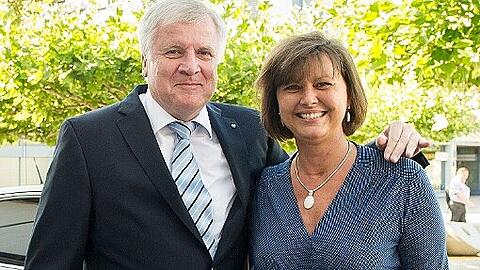 Horst Seehofer und ilse Aigner vor der Stadthalle in Germering