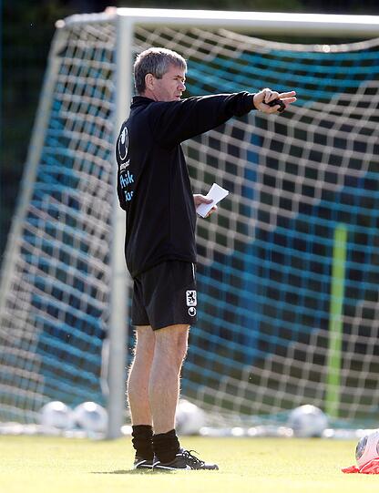 Training an der Grünwalder: Friedhelm Funkel bei der Einheit mit dem TSV 1860. Die Bilder