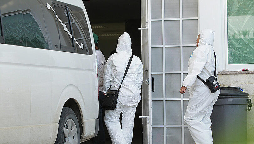 Forensiker betreten ihr Labor in Iguala. Dabei haben sie die Körperteile der in sechs Massengräbern gefundenen Studenten-Leichen. Forensiker betreten ihr Labor in Iguala. Dabei haben sie die Körperteile der in sechs Massengräbern gefundenen Studenten-Leichen.