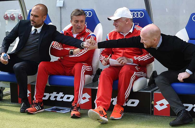 Shake Hands vor dem Spiel in Hoffenheim zwischen Bayern-Trainer Pep Guardiola und Sportvorstand Matthias Sammer. Danach stimmte Pep die Spieler auf die Partie gegen den FC Porto ein.