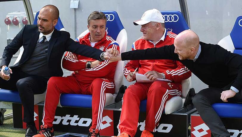 Shake Hands vor dem Spiel in Hoffenheim zwischen Bayern-Trainer Pep Guardiola und Sportvorstand Matthias Sammer. Danach stimmte Pep die Spieler auf die Partie gegen den FC Porto ein.