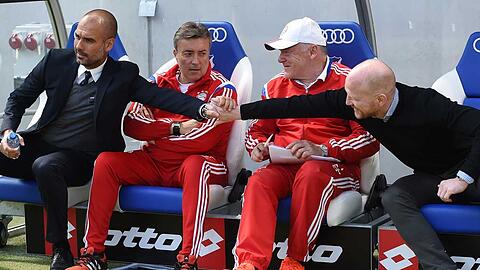 Shake Hands vor dem Spiel in Hoffenheim zwischen Bayern-Trainer Pep Guardiola und Sportvorstand Matthias Sammer. Danach stimmte Pep die Spieler auf die Partie gegen den FC Porto ein.