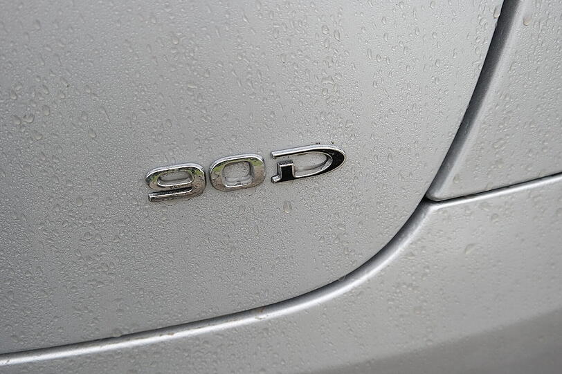 Das Model X von Tesla ist ein elegant-wuchtiges SUV mit sehr viel Platz, reinem Elektroantrieb und sehr viel Kraft. Die getestete Version 90D bringt es auf 422 PS - die Bilder.
