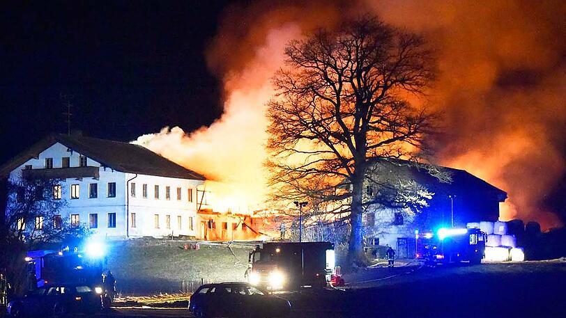 Die brennende Tenne stellte die Feuerwehr vor eine Herausforderung. Löschwasser musste über einen Kilometer weit transportiert werden.