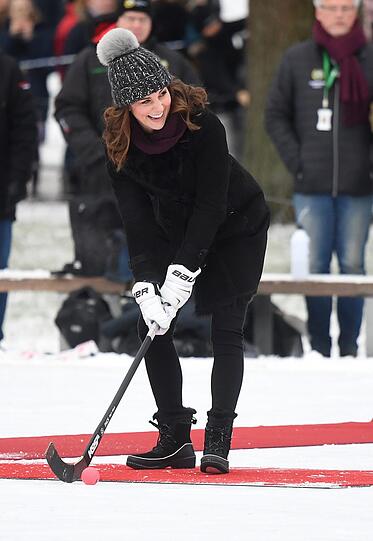 Beim Treffen einer Gruppe einheimischer Bandyspieler schwingt die Herzogin selbst den Hockey-Schläger. Kate trotzt den eisigen Temperaturen in Stockholm mit Wollmütze, dicken Handschuhen und warmen Stiefeln.