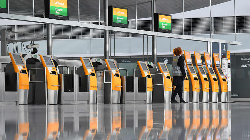 Verlassen: Die Check-In-Schalter der Lufthansa.