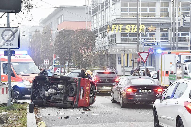 Auf der Kreuzung Chiemgaustraße/Pfälzer-Wald-Straße war ein BMW mit einem Piaggio Porter eines Rohrreinigungsbetriebs zusammengeprallt.