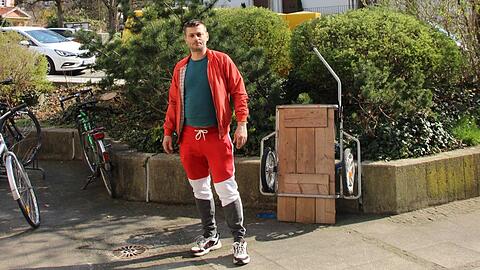 Mario Jurnjak am Tatort in der Wehrlestraße. Hier wurde sein Cargo-Bike gestohlen.