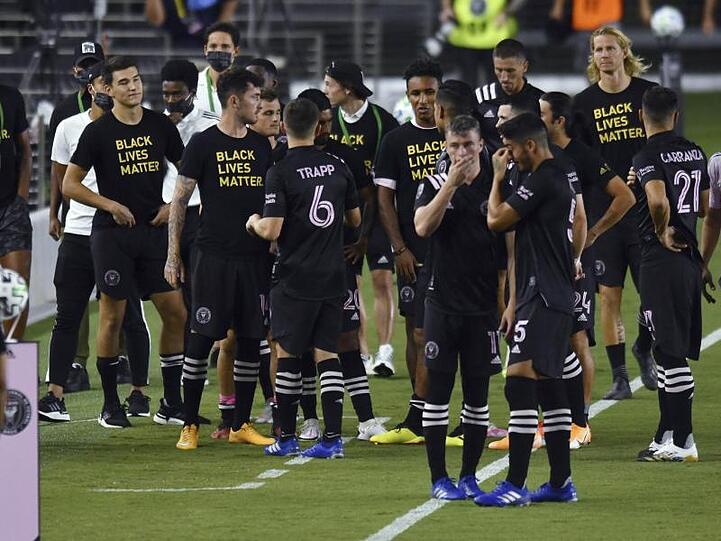 Die Spieler von Inter Miami versammeln sich während des abgesagten Spiels gegen Atlanta United in der MLS auf dem Platz.