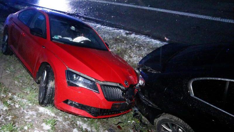 Beschädigte Fahrzeuge stehen an einer Unfallstelle auf der Autobahn 7. Foto: Benjamin Liss