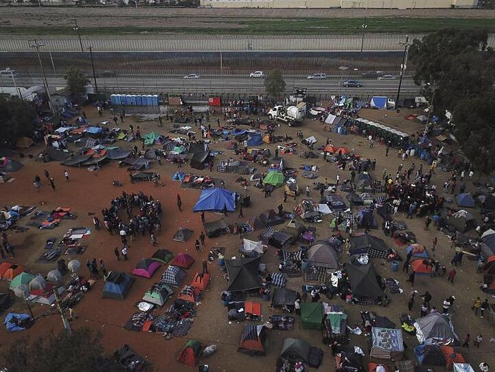 Migranten aus Mittelamerika halten sich in Tijunana nahe der Grenze in die USA in einer temporären Unterbringung auf.