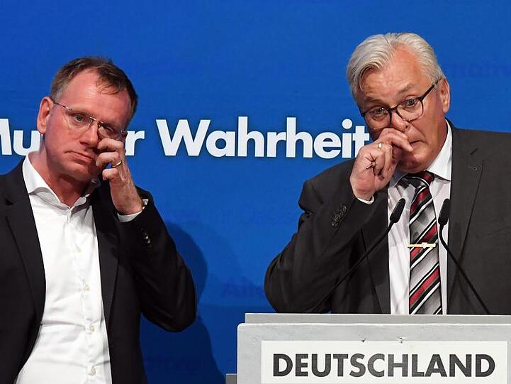 Die beiden Landesvorsitzenden Dirk Spaniel (l) und Bernd Gögel stehen beim Landesparteitag nebeneinander.