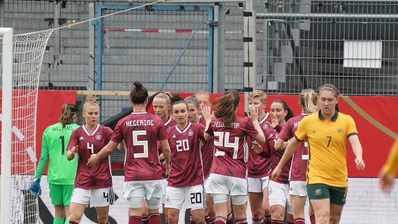 Die DFB-Frauen bejubeln die Führung.
