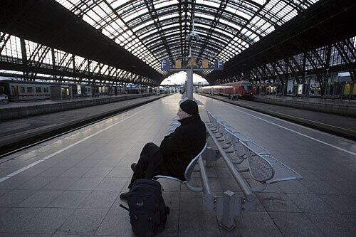 Schön langsam ein gewohntes Bild: Wartender Reisender. Auf besonders frequentierten Strecken will die Bahn den Verkehr möglichst wie gewohnt aufrechterhalten.