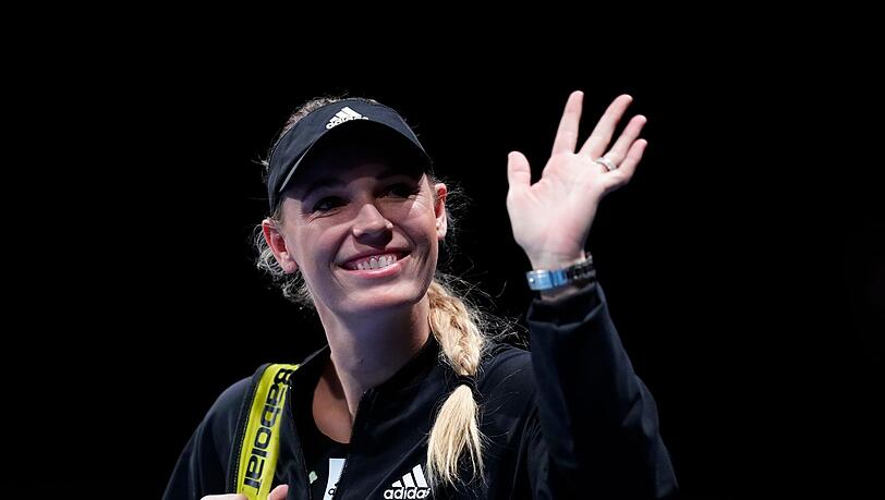 Die beste Tennisspielerin der dänischen Geschichte, Caroline Wozniacki, winkt den Fans vor dem Spiel.