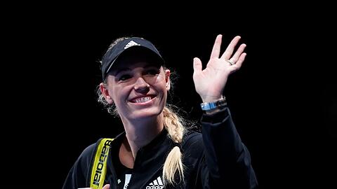 Die beste Tennisspielerin der dänischen Geschichte, Caroline Wozniacki, winkt den Fans vor dem Spiel.