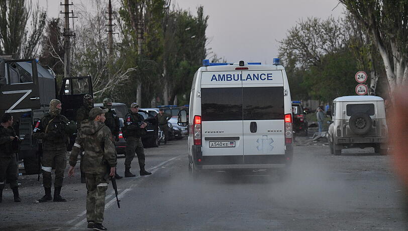 Mariupol: Das von der staatlichen russischen Nachrichtenagentur Sputnik veröffentlichte Bild soll einen Krankenwagen mit verwundeten ukrainischen Soldaten in Mariupol zeigen.