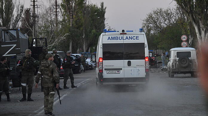 Mariupol: Das von der staatlichen russischen Nachrichtenagentur Sputnik veröffentlichte Bild soll einen Krankenwagen mit verwundeten ukrainischen Soldaten in Mariupol zeigen.