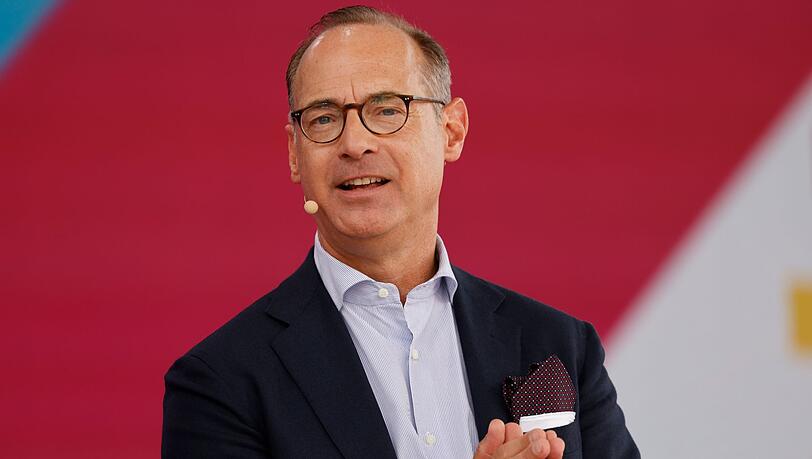 Allianz-Chef Oliver Bäte spricht bei einer Digitalkonferenz.
