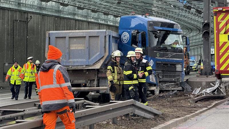 Lkw durchbricht in München Leitplanke und gerät in Gegenverkehr – Mittlerer Ring gesperrt