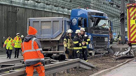 Ein Lastwagen ist auf dem Mittleren Ring beim Petuelring in die Mittelleitplanke gekracht.