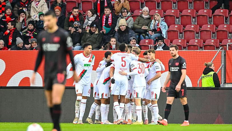 Glückliche Augsburger nach der Führung von Dimitrios Giannoulis.