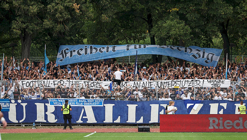 Bedankten sich mit einem Banner für die Spenden: Die Fans des TSV 1860 im Spiel gegen Schweinfurt. Bedankten sich mit einem Banner für die Spenden: Die Fans des TSV 1860 im Spiel gegen Schweinfurt.