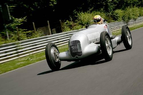 "Der Junge wird uns schon keine Schande machen": Silberpfeil-Legende Hans Hermann über Weltmeister Lewis Hamilton, der am Donnerstag im Ur-Modell W25 über den Nürburgring fuhr.