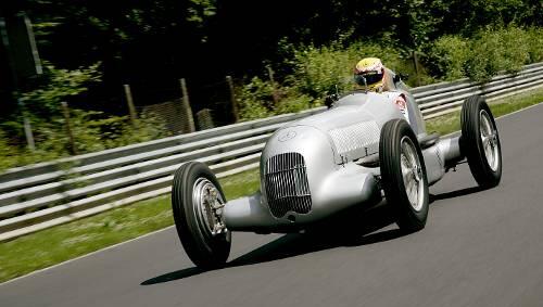 "Der Junge wird uns schon keine Schande machen": Silberpfeil-Legende Hans Hermann über Weltmeister Lewis Hamilton, der am Donnerstag im Ur-Modell W25 über den Nürburgring fuhr. "Der Junge wird uns schon keine Schande machen": Silberpfeil-Legende Hans Hermann über Weltmeister Lewis Hamilton, der am Donnerstag im Ur-Modell W25 über den Nürburgring fuhr.