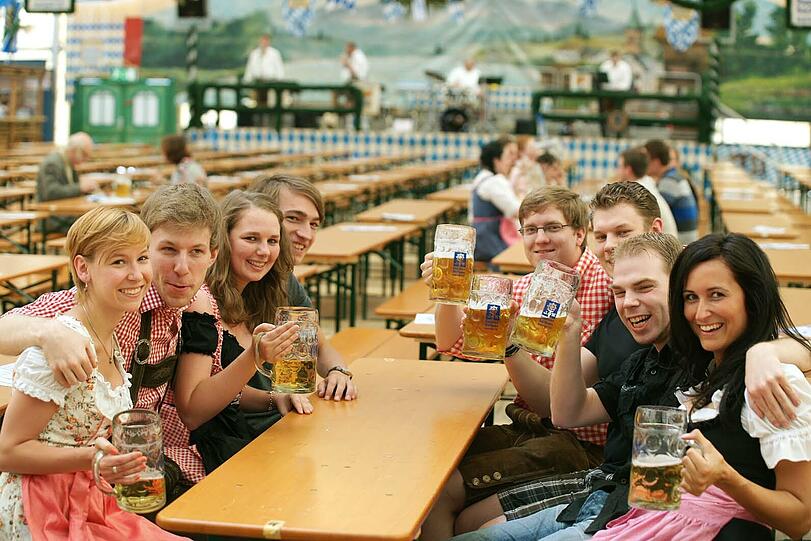 Im Augustiner (v.l.): Benigna, Floh, Anja, Peter, Markus, Markus, Christoph und Sonja.