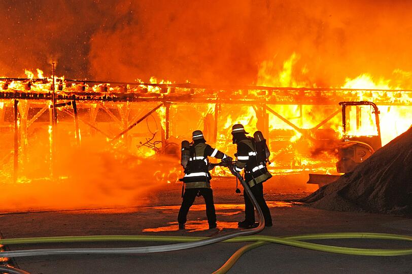 Flammen züngeln aus einer Lagerhalle in Nymphenburg: 130.000 Euro Schaden ist bei dem Brand entstanden.