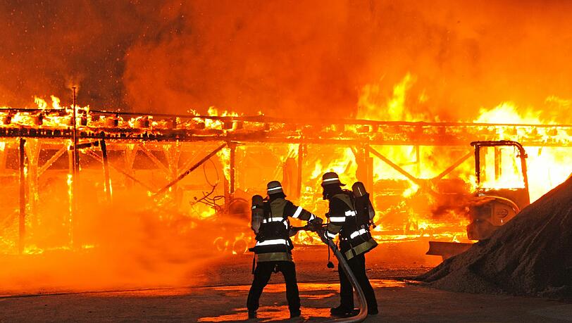 Flammen züngeln aus einer Lagerhalle in Nymphenburg: 130.000 Euro Schaden ist bei dem Brand entstanden. Flammen züngeln aus einer Lagerhalle in Nymphenburg: 130.000 Euro Schaden ist bei dem Brand entstanden.