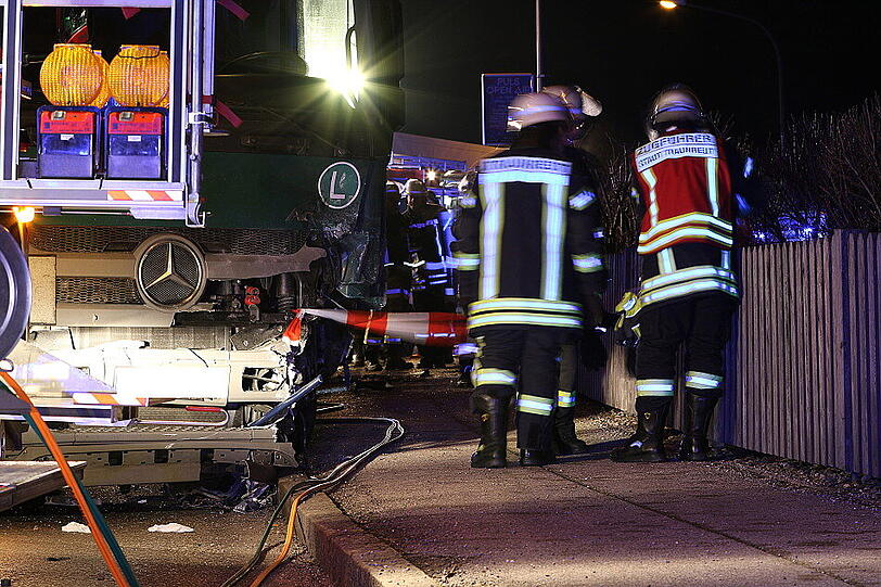 Bei Traunreut hat sich am Freitag ein schwerer Verkehrsunfall ereignet. Die Bilder.