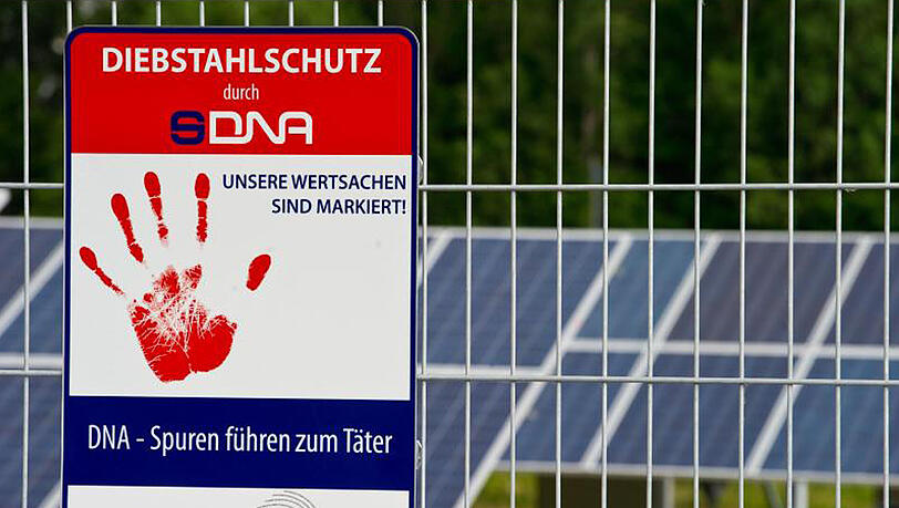 Ein Schild am Solarpark in Senftenberg (Brandenburg) weist auf den Diebstahlschutz der Solarmodule durch eine künstliche Hightech-DNA hin. Ein Schild am Solarpark in Senftenberg (Brandenburg) weist auf den Diebstahlschutz der Solarmodule durch eine künstliche Hightech-DNA hin.