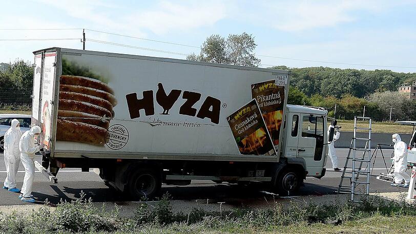 Forensiker untersuchen am 27.08.2015 einen auf der A4 zwischen Parndorf und Neusiedl abgestellten Kühllaster. In dem LKW fanden sich 71 Leichen.