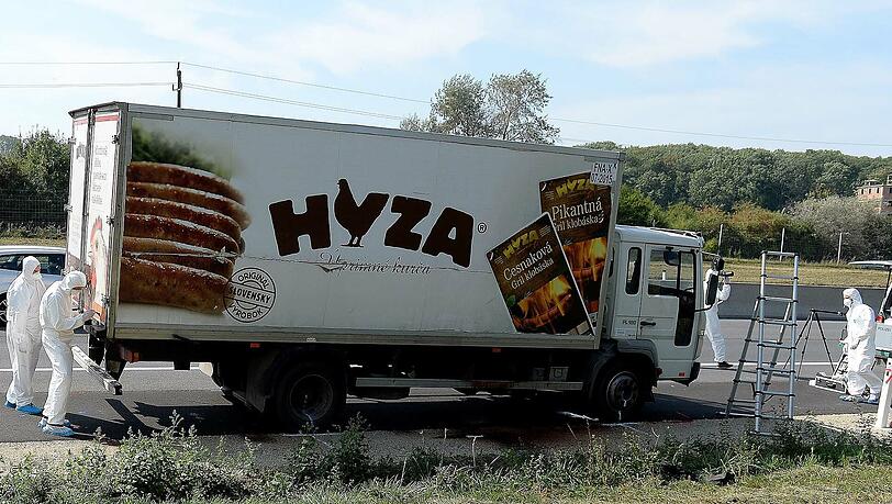 Forensiker untersuchen am 27.08.2015 einen auf der A4 zwischen Parndorf und Neusiedl abgestellten Kühllaster. In dem LKW fanden sich 71 Leichen. Forensiker untersuchen am 27.08.2015 einen auf der A4 zwischen Parndorf und Neusiedl abgestellten Kühllaster. In dem LKW fanden sich 71 Leichen.