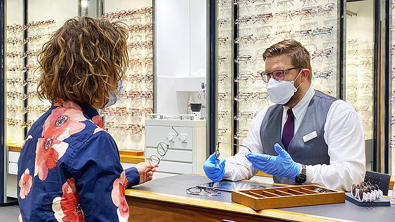Nah am Kunden: ein Optiker bei der Arbeit.