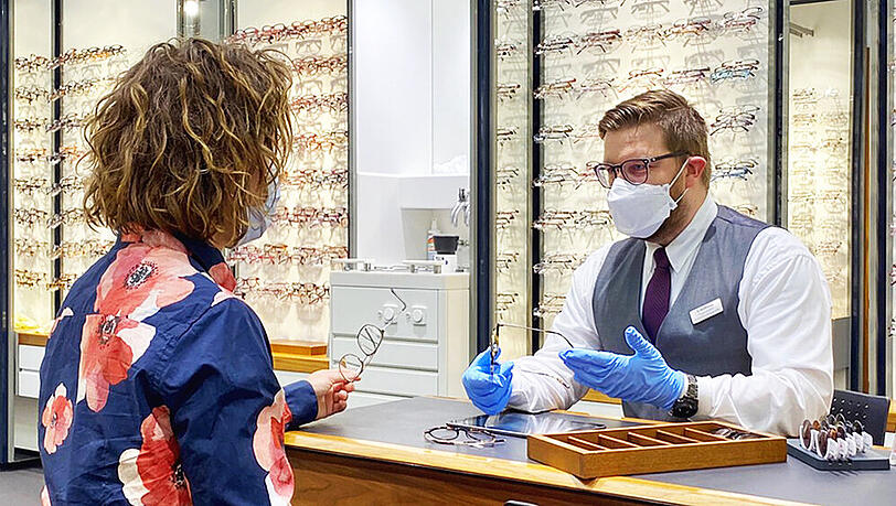 Nah am Kunden: ein Optiker bei der Arbeit. Nah am Kunden: ein Optiker bei der Arbeit.