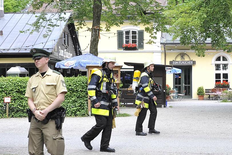 Die Feuerwehr rückte zu einem Großeinsatz am Flaucher-Biergarten an: Die Leitung des hauseigenen Gastanks leckte.