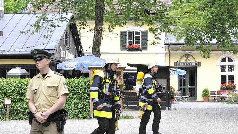 Die Feuerwehr rückte zu einem Großeinsatz am Flaucher-Biergarten an: Die Leitung des hauseigenen Gastanks leckte. Die Feuerwehr rückte zu einem Großeinsatz am Flaucher-Biergarten an: Die Leitung des hauseigenen Gastanks leckte.