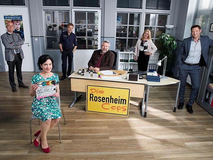 Die Schauspieler der Erfolgsserie stehen am Set der "Rosenheim-Cops". Foto: Bojan Ritan/obs/dpa/Archivbild