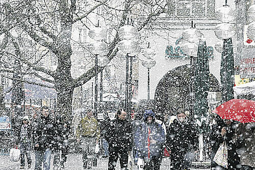 Dichtes Schneetreiben: Passanten bahnen sich den Weg durch die Münchner Innenstadt.