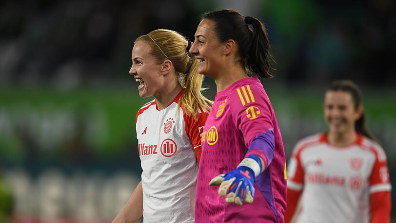 Münchens Spielerinnen Glódís Perla Viggósdóttir (l) und Torhüterin Maria Luisa Grohs freuen sich nach dem Schlusspfiff.