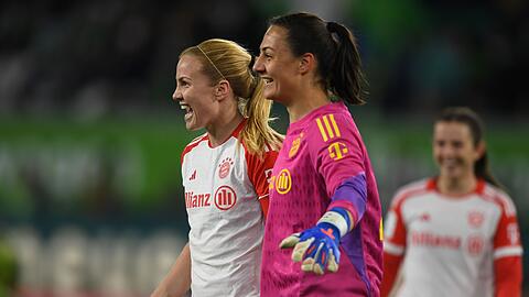 Münchens Spielerinnen Glódís Perla Viggósdóttir (l) und Torhüterin Maria Luisa Grohs freuen sich nach dem Schlusspfiff.