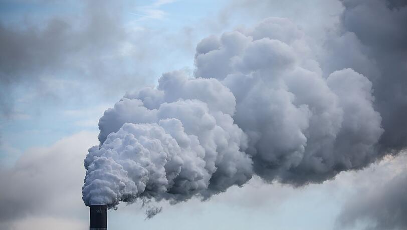 Der Emissionshandel schaufelt jedes Jahr mehr Geld in die Staatskasse. Bayern will nun per Bundesrat Länder und Kommunen von den Einnahmen profitieren lassen. (Symbolbild)